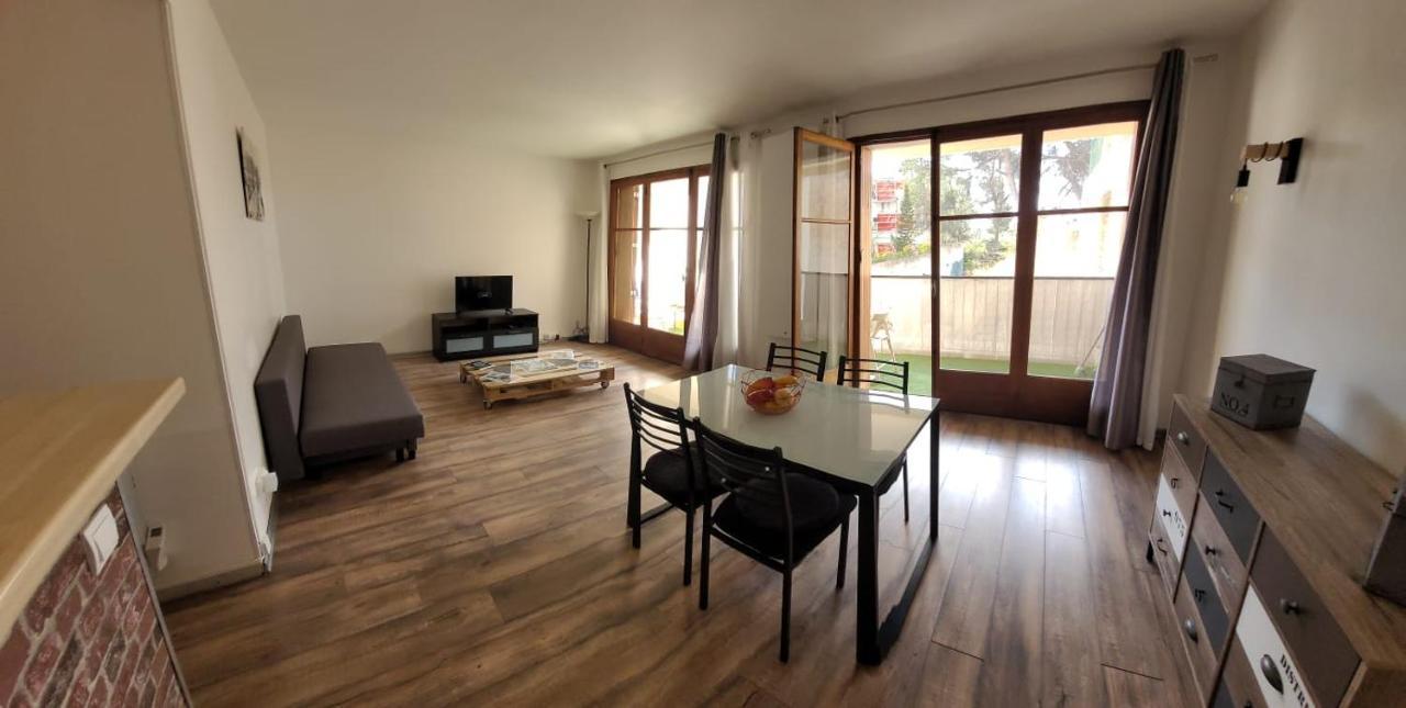 Au Calme, 200M Du Centre T2 Avec Balcon Et Parking Apartment Cassis Luaran gambar